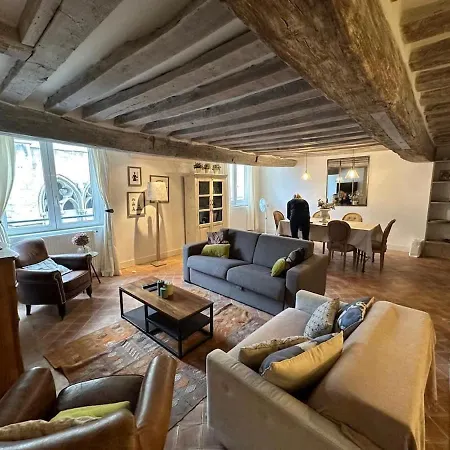 Authentic And Large 1 Bdr Flat - Facing Notre Dame Appartement Parijs
