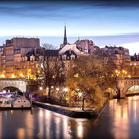 Authentic And Large 1 Bdr Flat - Facing Notre Dame Parijs